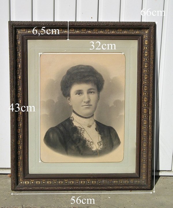 2 große Porträt-Fotos im hübschen Günderzeit-Rahmen hinter Glas