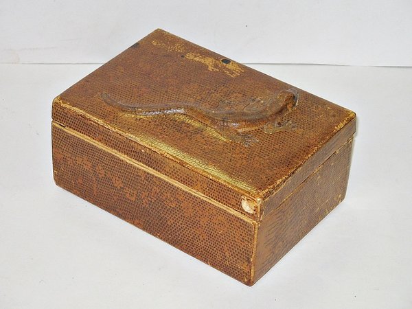 antiker Schminkkoffer mit Präge-Relief und vollständigem Inhalt