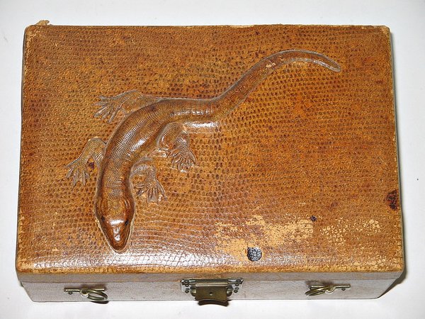 antiker Schminkkoffer mit Präge-Relief und vollständigem Inhalt