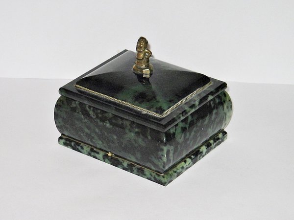 Art Deco Deckeldose ~ grüner Marmor / Onyx mit Bronze-Zwerg