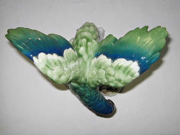 große Porzellanfigur "Papagei mit Futterkorb"