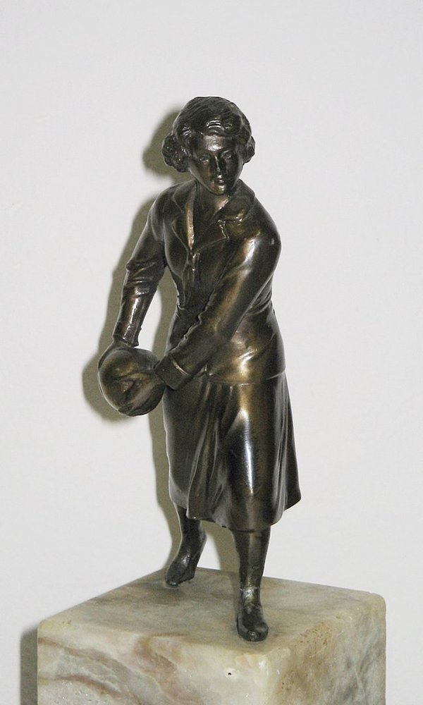Art Deco Bronze "Frau beim Kegeln" auf Marmorsockel