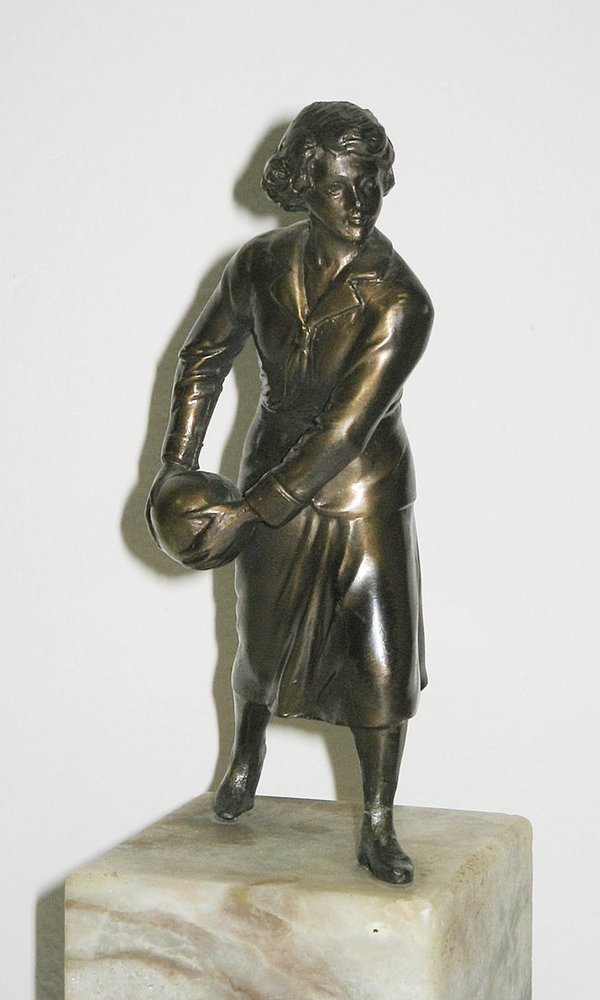 Art Deco Bronze "Frau beim Kegeln" auf Marmorsockel