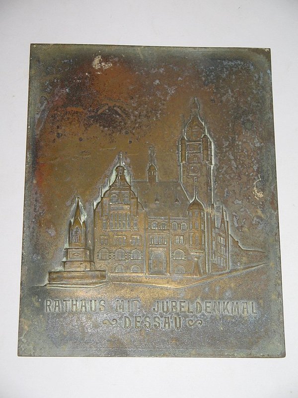 Messingrelief Dessau - Rathaus mit Jubeldenkmal ~ vor 1938