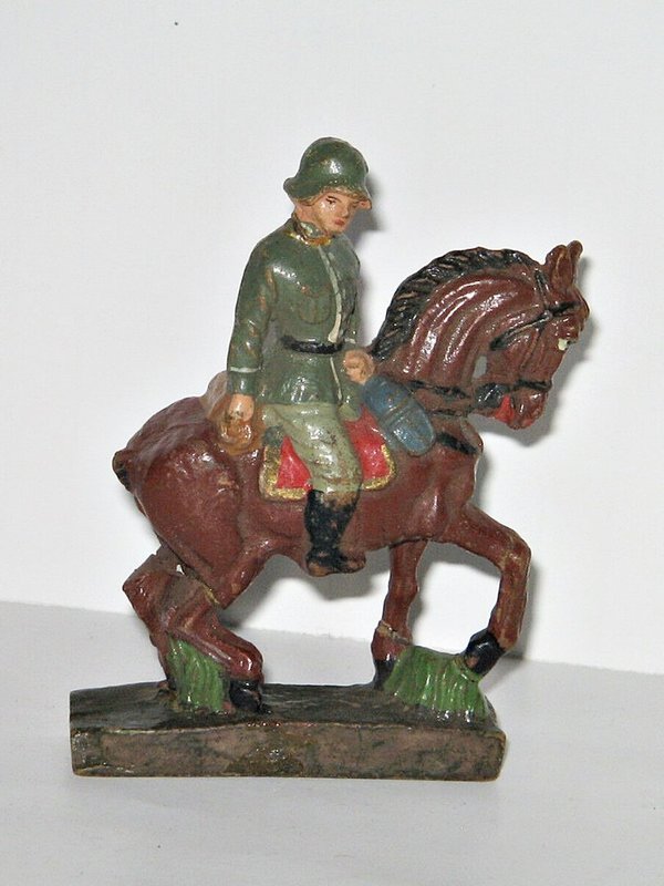 Wehrmachts-Soldat zu Pferd ~ Massefigur