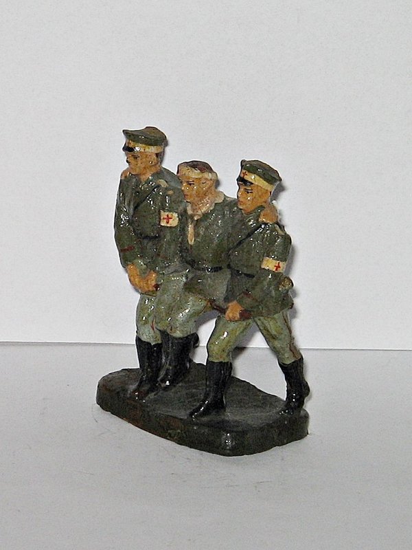 Zwei Sanitäter tragen einen Verwundeten ~ Elastolin Massefigur ~ Wehrmacht