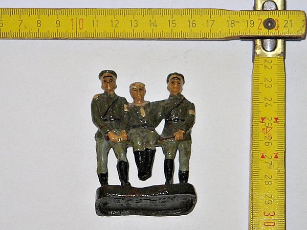 Zwei Sanitäter tragen einen Verwundeten ~ Elastolin Massefigur ~ Wehrmacht
