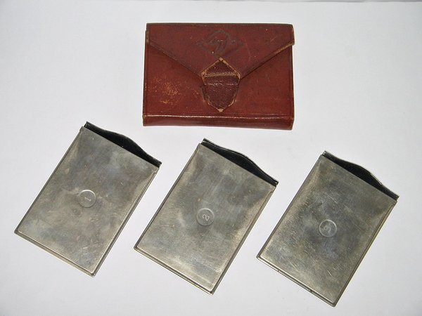 3 Metallkassetten in original AGFA Ledertasche um 1930