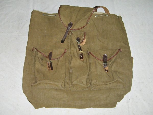 alter Rucksack mit 5 kleinen Außentaschen