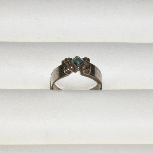 Damen-Ring mit hellgrünem Stein ~ Ringgröße 59