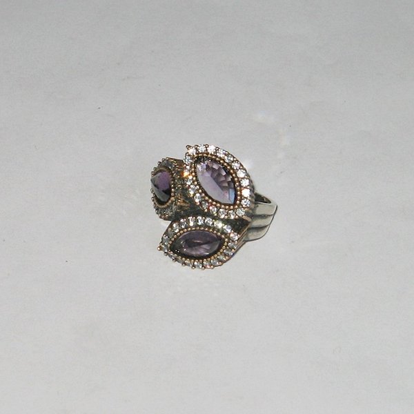 prachtvoller, großer Damen-Ring mit drei violetten Steinen ~ Ringgröße 57