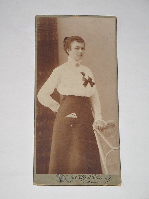 Foto "Frau mit hübscher Bluse" 1917