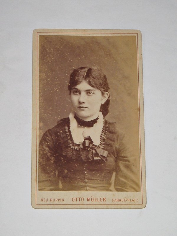 CDV-Foto "Junge Frau im hübschen Kleid" um 1890