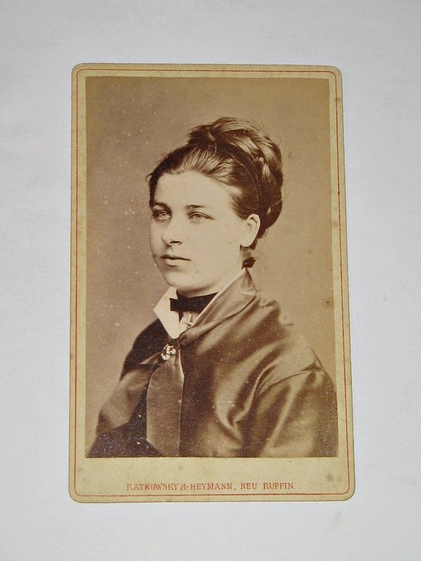 CDV-Foto "Junge Frau mit Hochsteckfrisur" um 1890