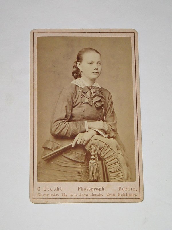 CDV-Foto "Junge Frau, an einen Sessel gelehnt" um 1900