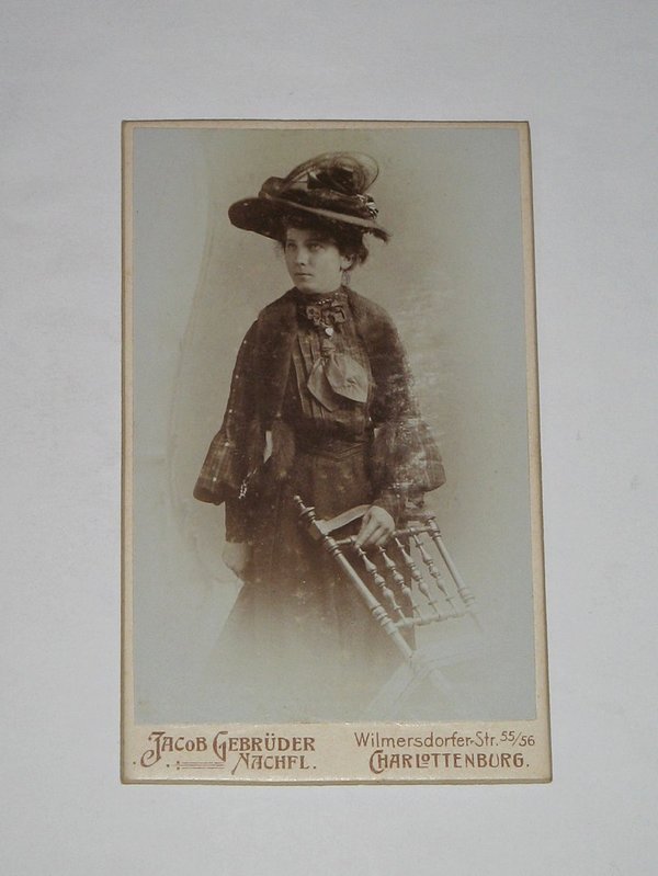 CDV-Foto "Frau mit Hut und schönem Kleid" um 1885