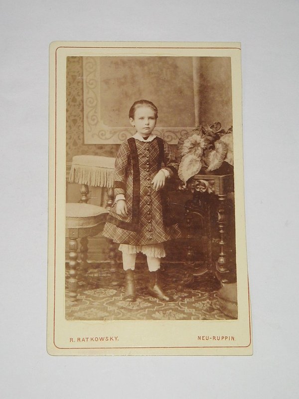 CDV-Foto "Mädchen, an einen Tisch gelehnt" um 1890