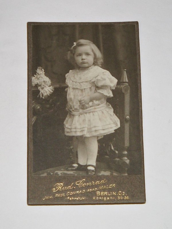 CDV-Foto "Kleines Mädchen in hübschem Kleid" um 1910