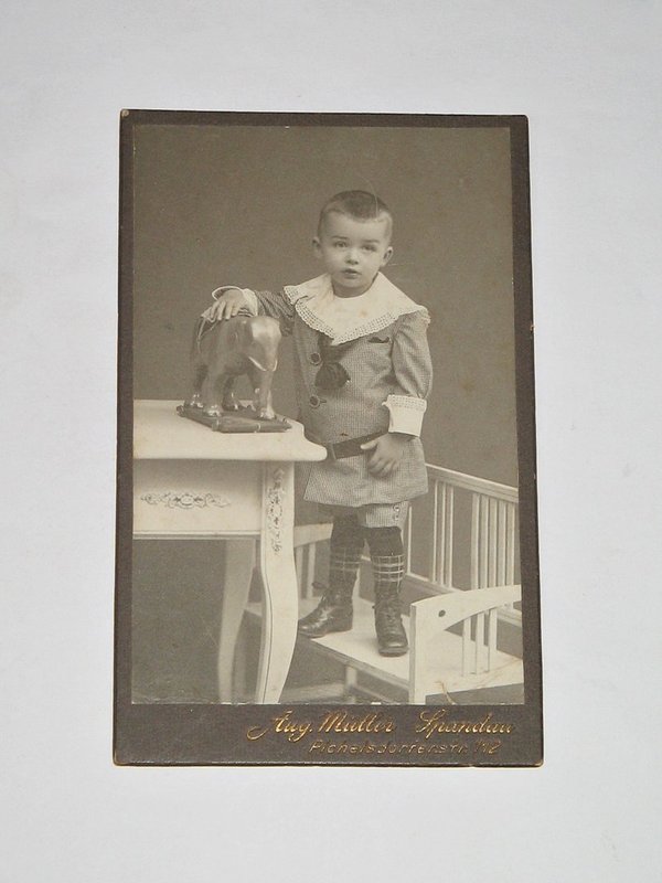 CDV-Foto "Kleiner Junge mit Spielzeug-Elefant" um 1910