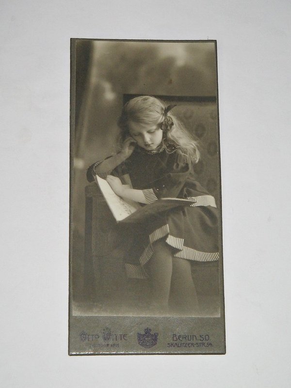 Foto "Lesendes Mädchen" um 1910