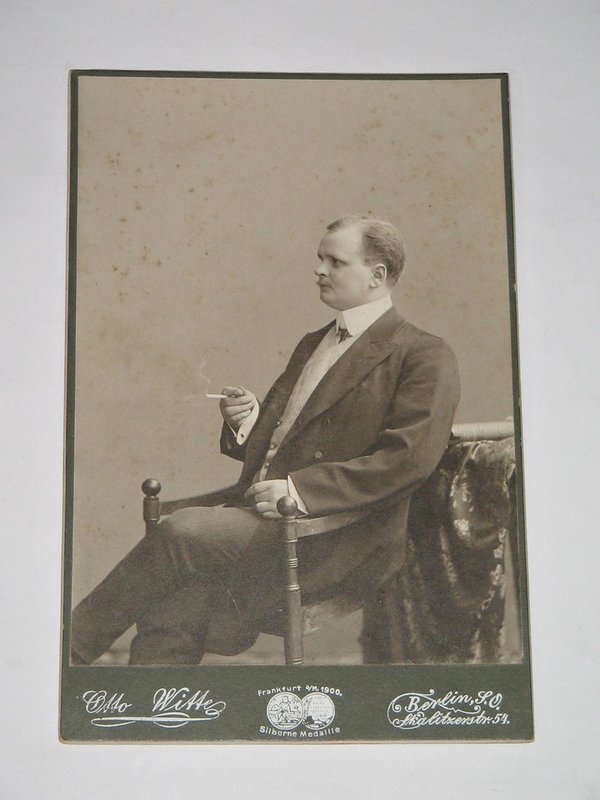 Kabinettfoto "Mann mit Zigarette" um 1905