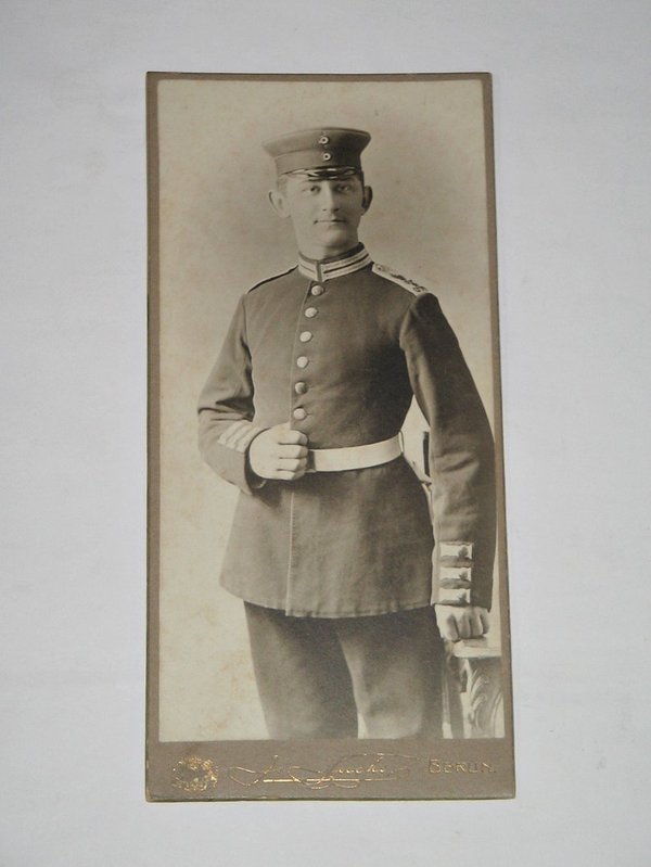 Foto "Junger Mann in Uniform" um 1910