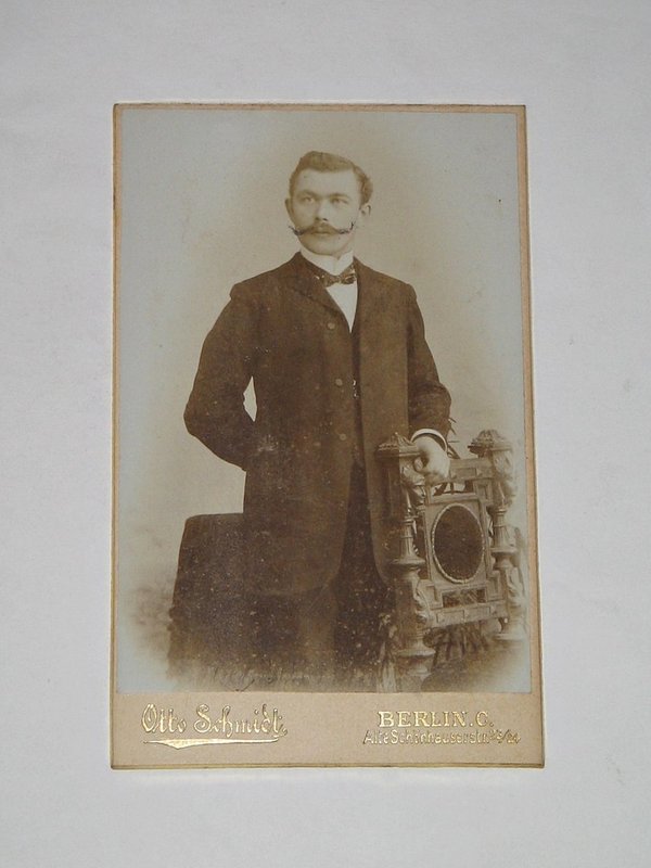 CDV-Foto "Mann neben Gründerzeit-Stuhl" um 1890