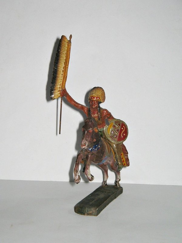 reitender Indianer mit Skalpstab und Schild ~ Elastolin Massefigur