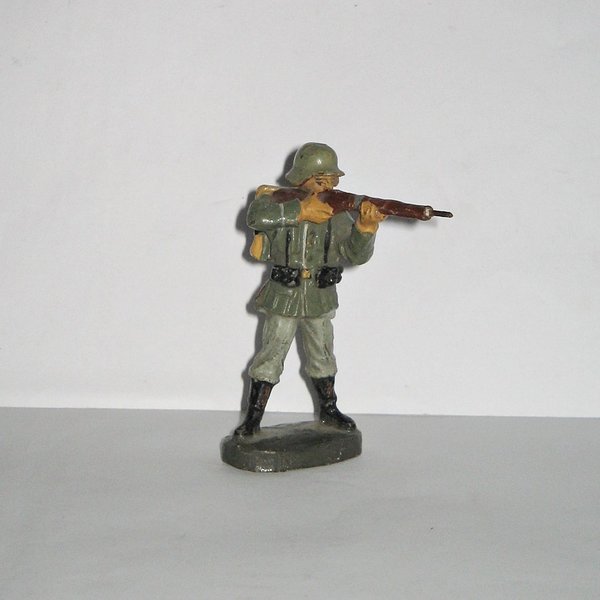 Wehrmachts-Soldat, stehend schießend ~ Elastolin Massefigur