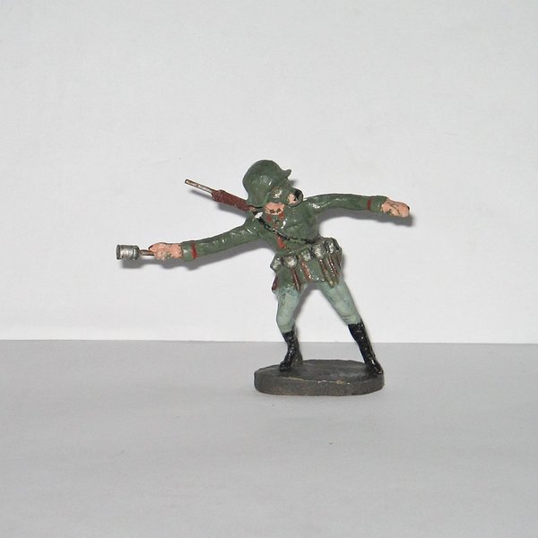 Soldat mit Gasmaske, eine Granate werfend ~ Massefigur Wehrmacht