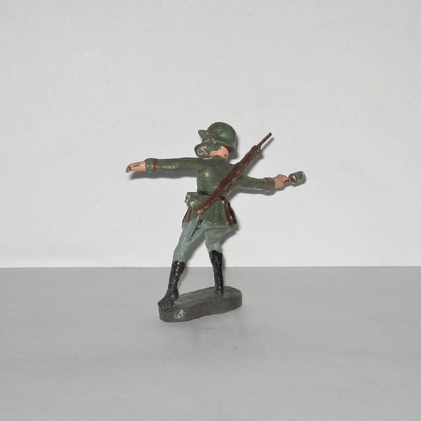 Soldat mit Gasmaske, eine Granate werfend ~ Massefigur Wehrmacht
