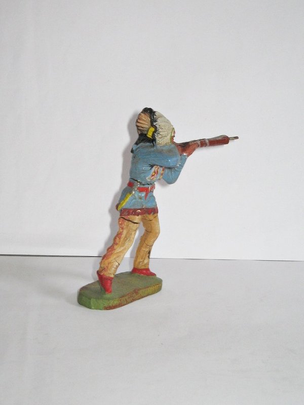 Indianer mit Federhaube, Gewehr schießend ~ Elastolin Massefigur