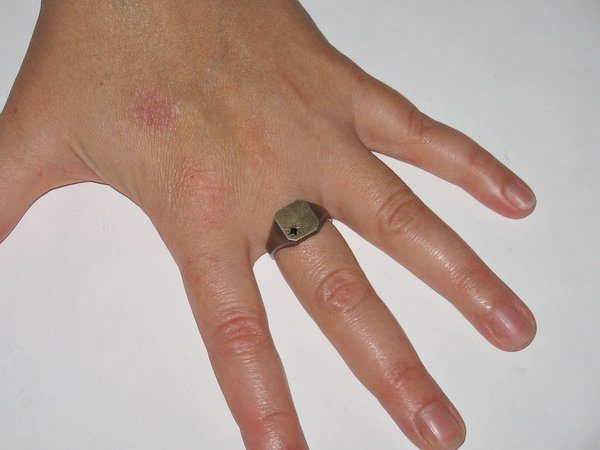 Silber-Ring mit kleinem, rotem Stein ~ 835er ~ Ringgröße 62
