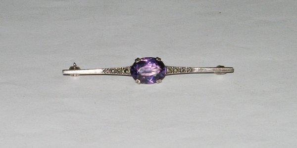 silberne Stabbrosche mit ovalem, violettem Stein ~ 835er