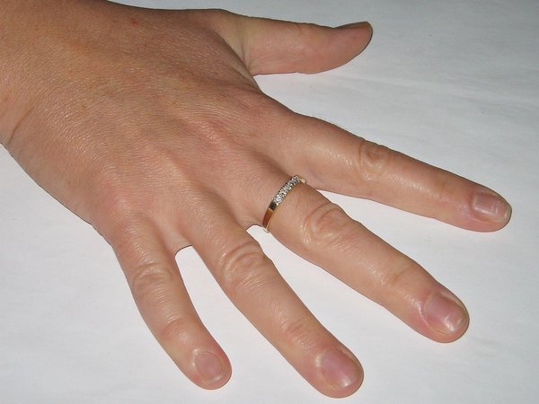 schmaler Damen-Ring mit weißen Steinen ~ 585 Gelbgold ~ Ringgröße 62