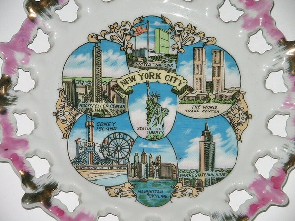 kitschiger Porzellan-Durchbruchteller "New York City" mit World Trade Center
