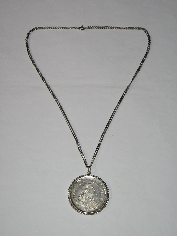 Halskette mit Münz-Anhänger von 1973 ~ Nachbildung des preußischen Silbertalers 1741