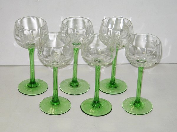 6 Weingläser um 1930 ~ geschliffenes Glas, grüner Stiel