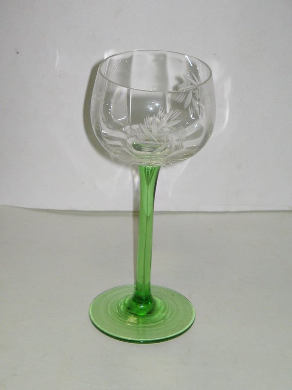 6 Weingläser um 1930 ~ geschliffenes Glas, grüner Stiel