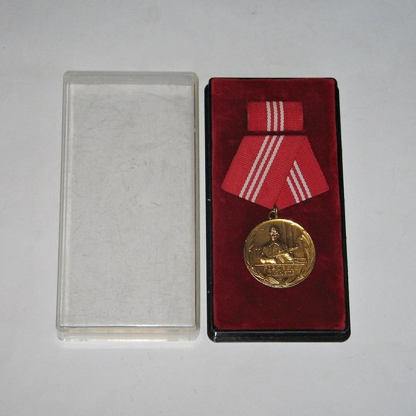 Medaille für treue Dienste in den Kampfgruppen der Arbeiterklasse in Gold