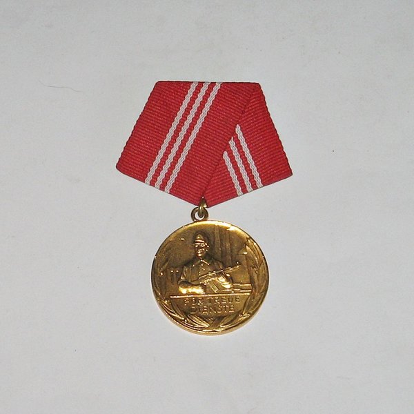 Medaille für treue Dienste in den Kampfgruppen der Arbeiterklasse in Gold