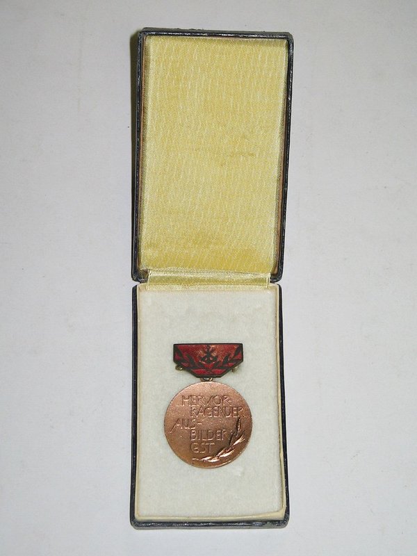 DDR-Medaille „Hervorragender Ausbilder GST“ in Bronze