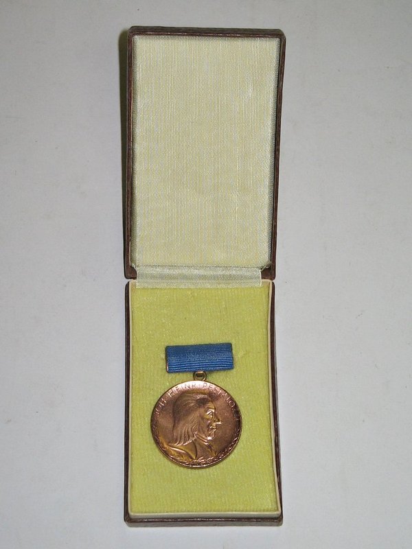 Pestalozzi-Medaille für treue Dienste in Bronze