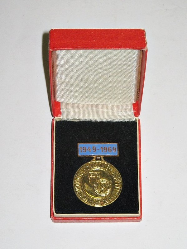 Medaille "20 Jahre DDR" ~ Pioniertaten für das sozialistische Vaterland