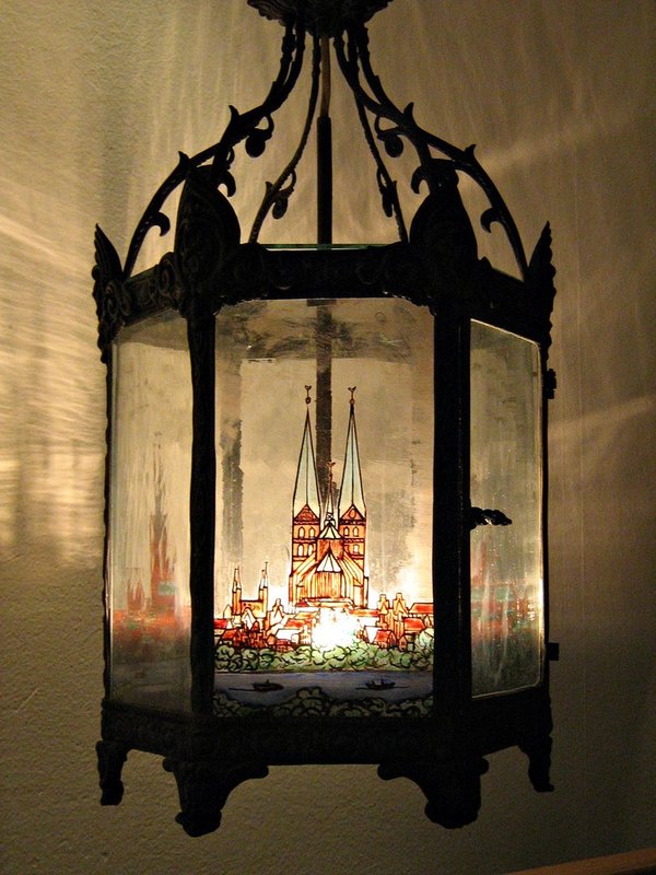 dekorative alte Flurlaterne mit Kirchturm-Motiv