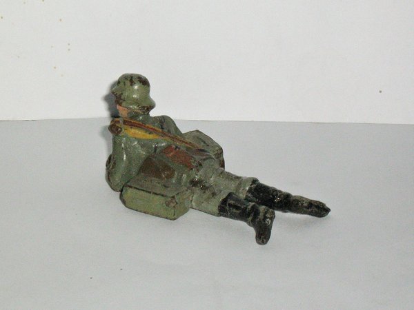 Wehrmachts-Soldat mit Munitionskisten, liegend ~ Lineol Massefigur