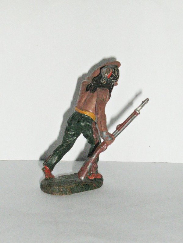 Indianer mit Gewehr, spähend ~ Elastolin Massefigur