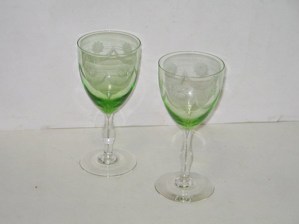 2 alte Weingläser mit grüner Kuppa und hübschem Schliff