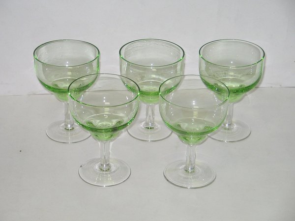 5 alte Cocktailgläser mit grüner Kuppa