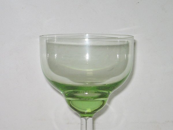 5 alte Cocktailgläser mit grüner Kuppa